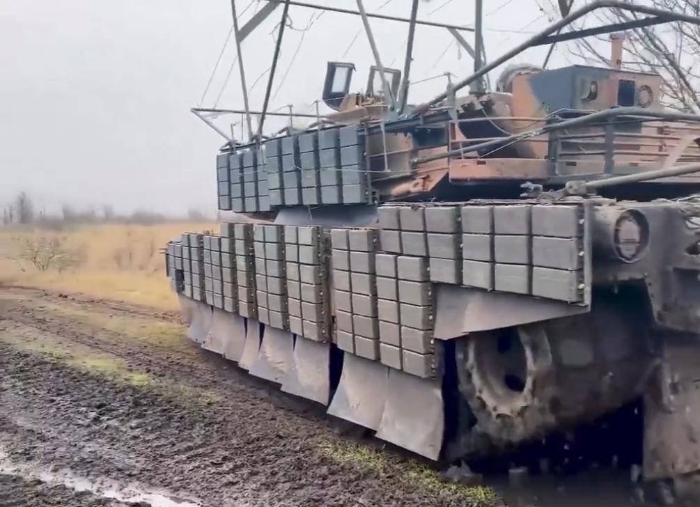 澳大利亚援乌的M1A1坦克加装爆反装甲后已投入战场，炮塔内部清晰展现，不知道能顶