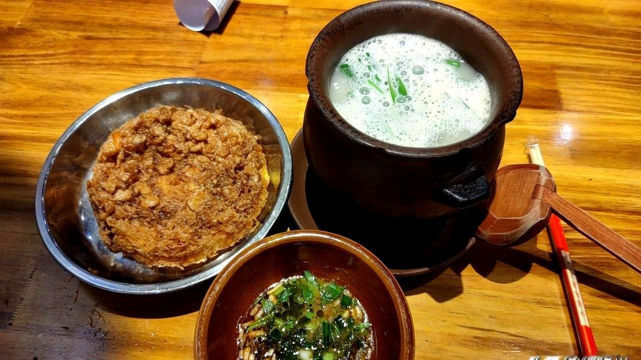 昨天在米线店吃饭，隔壁桌两个女生的聊天，把我饭都听香了。一个说自己怀孕两个月了