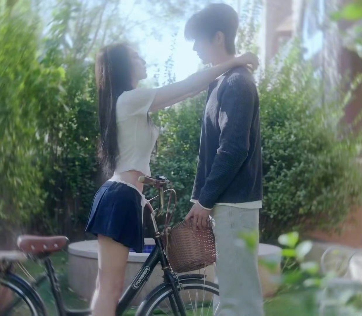 彭小苒的腰就薄薄一片薄薄一片的腰，身材管理太强了🤩​​​