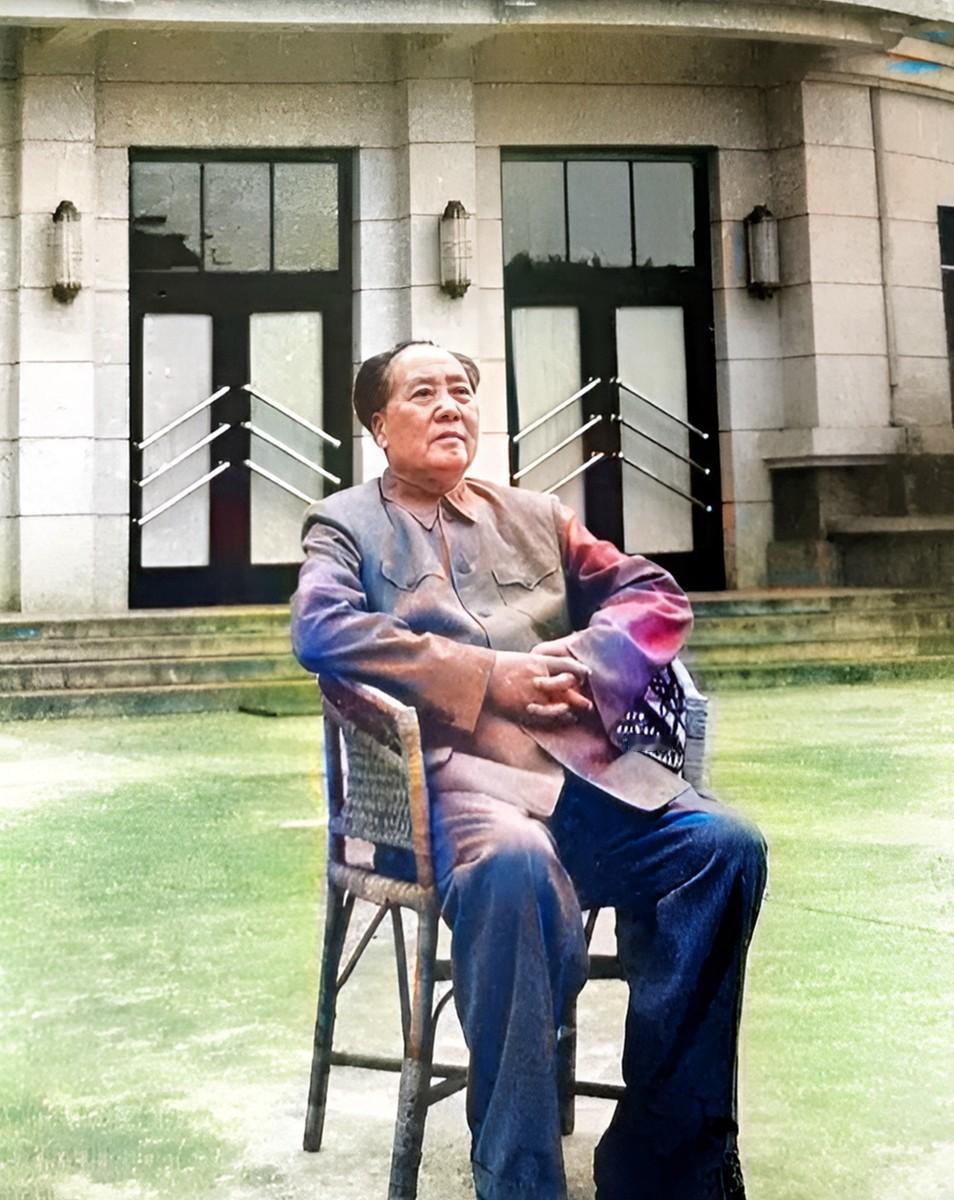 1965年，72岁的毛主席坐在井冈山宾馆的门前留下这张珍贵的照片。照片里他穿