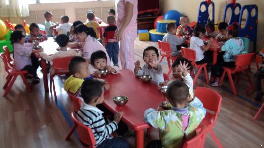 幼儿园老师误发照片到群里, 家长愤怒难止: 一个月150就给孩子喝这个?