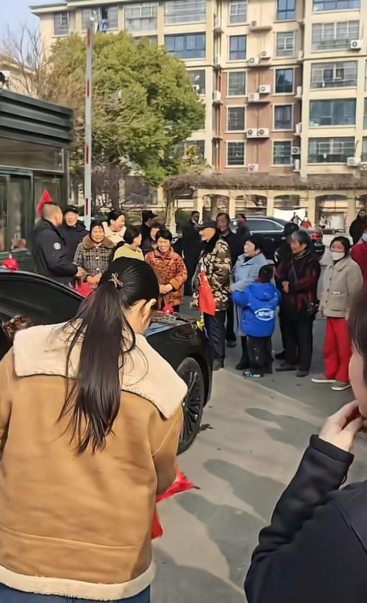 婚车刚到小区门口，一群老人组成人墙，这架势让新郎钱包瑟瑟发抖。这么一群人，每人