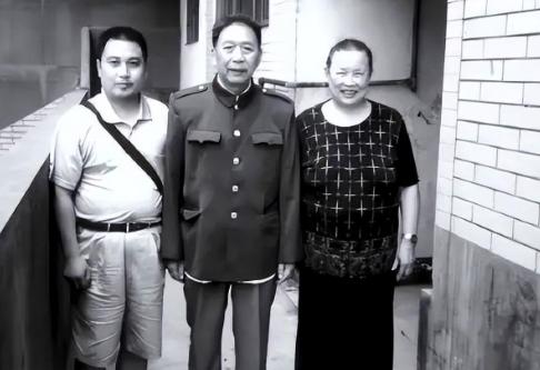 1973年，成都军区大院门口，哨兵正在执勤，一对中年夫妇走了过来说：“同志，我来