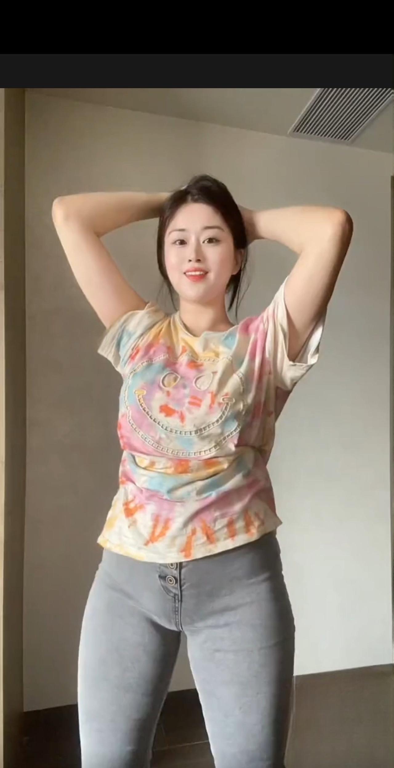 日常随手拍闲来随手摄容姿，笑靥清妍映彩衣。牛仔裤装添活力，纯真神态绽光辉