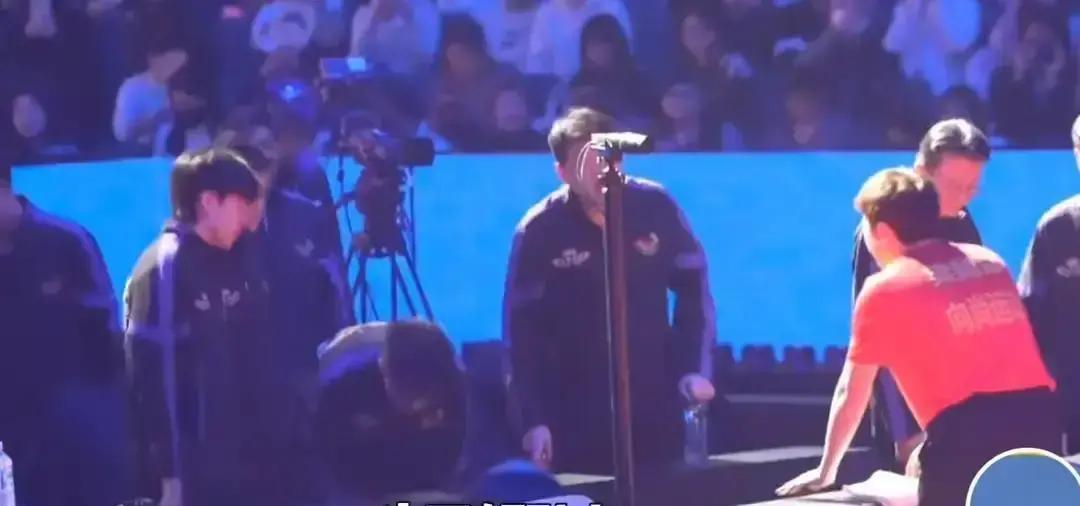 沙特大满贯第3天，王楚钦夺冠后没庆祝，先给梁靖崑递水。这一幕被央视直播切到