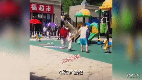 大爷厉害啊！一人独占一家子，使用咏春打趴四人！近日一位网友发了视频，视频上显示