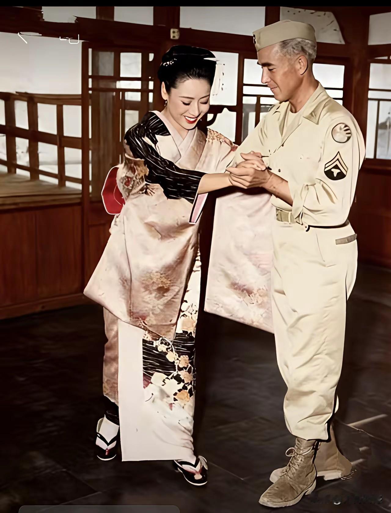 日本女子所穿的衣服，面料应该是丝绸的，看起来特别的华丽，非常的漂亮，当年她们的这