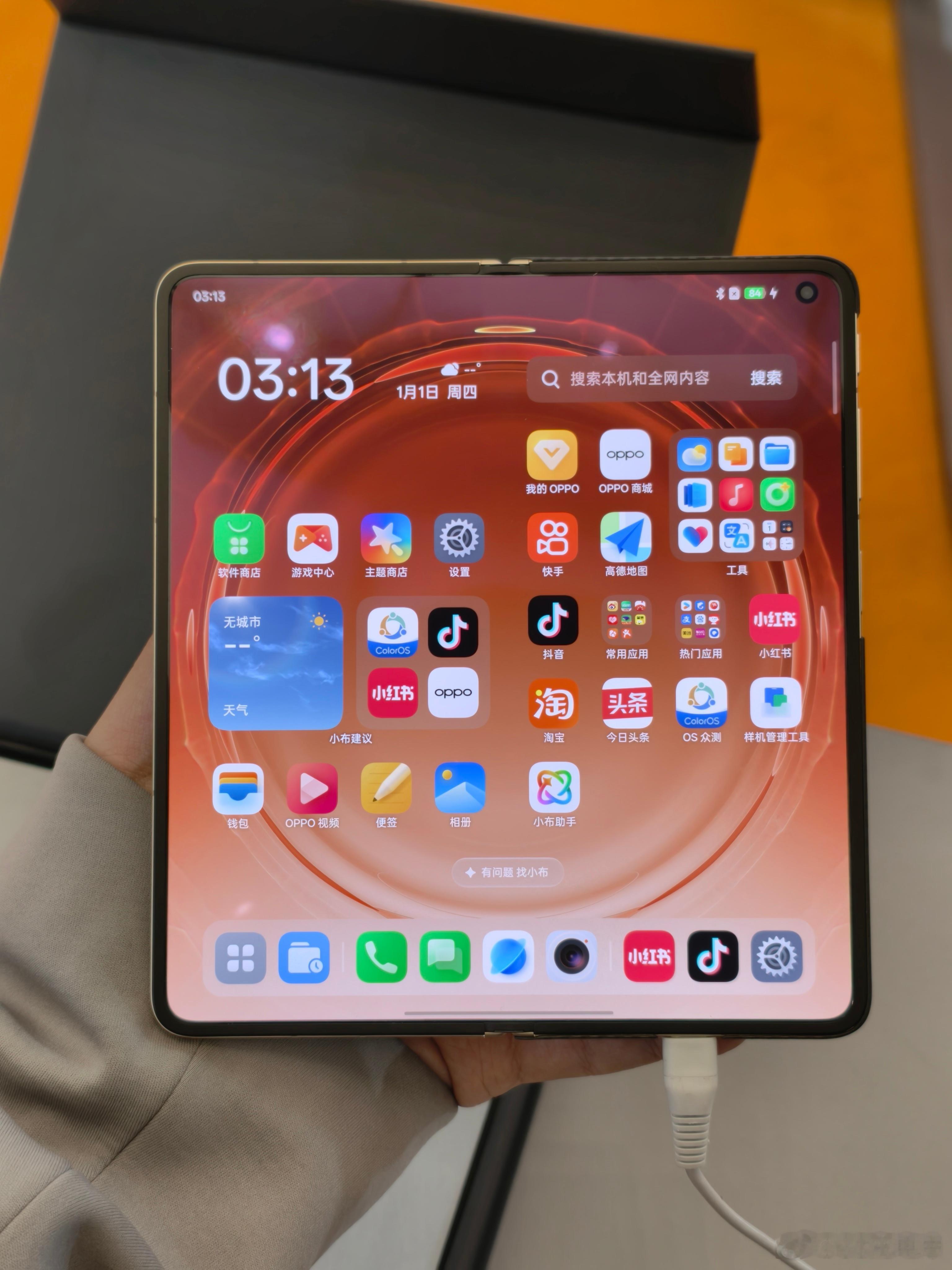 下楼吃饭，刚好看到OppoFindN6的展机，感觉真不错啊。