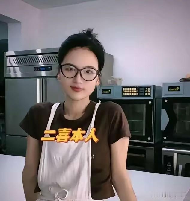 真离谱！江苏启东一位33岁的甜品店老板娘，出轨店内18岁暑假工。肆意放纵，高调挑