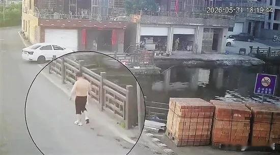 57岁网约车司机跳水救14岁女孩后默默离开，女孩父亲追车三公里拦停：我必须要当面