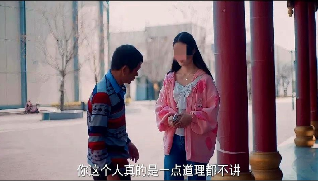 男子在饭店结完账离开时，被服务员追了出来，称隔壁桌吃完饭没结账，人就不见了！