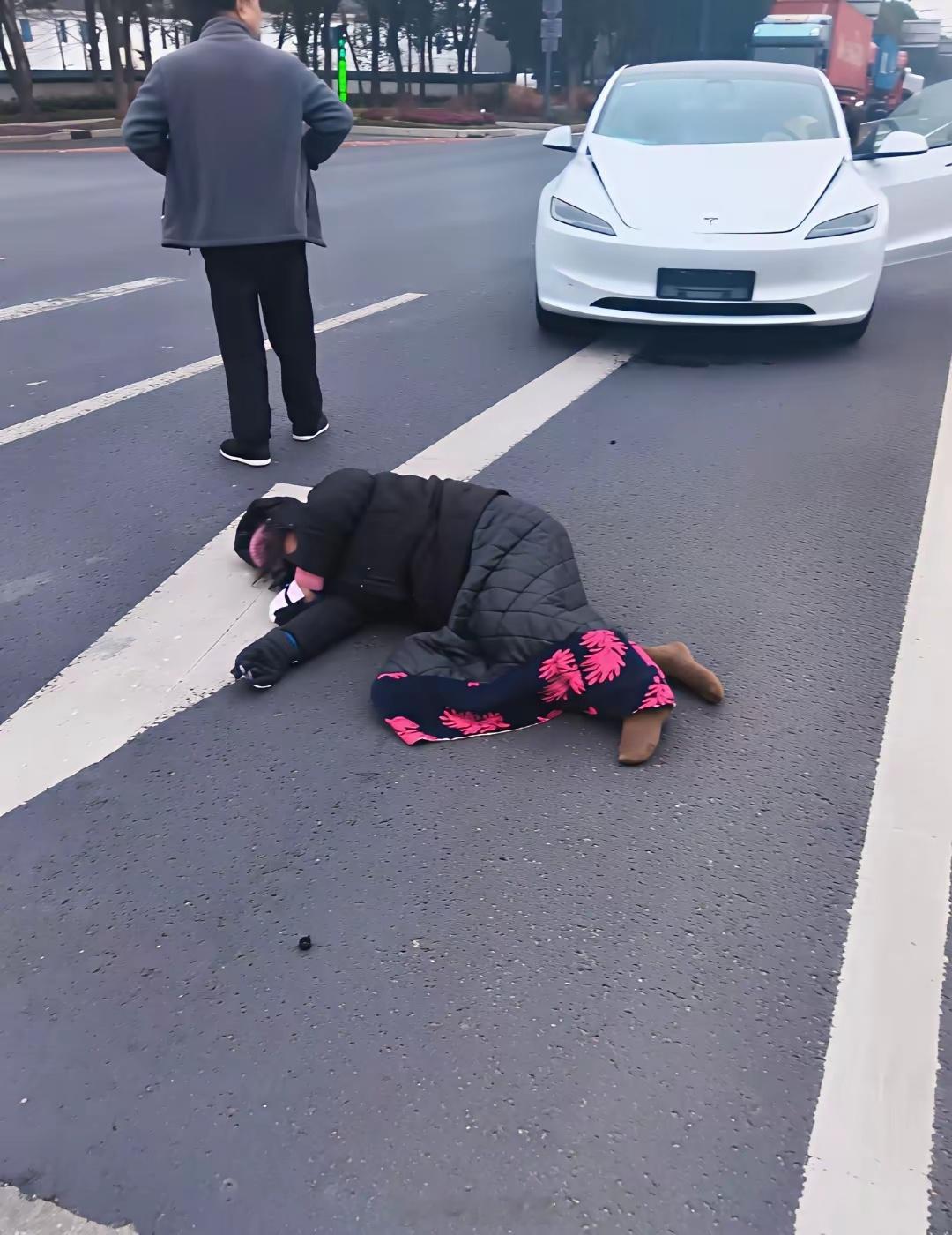 买车的意义究竟在何处？今天目睹了一场车祸：一位姑娘开车不慎撞倒骑电动车的老人，电