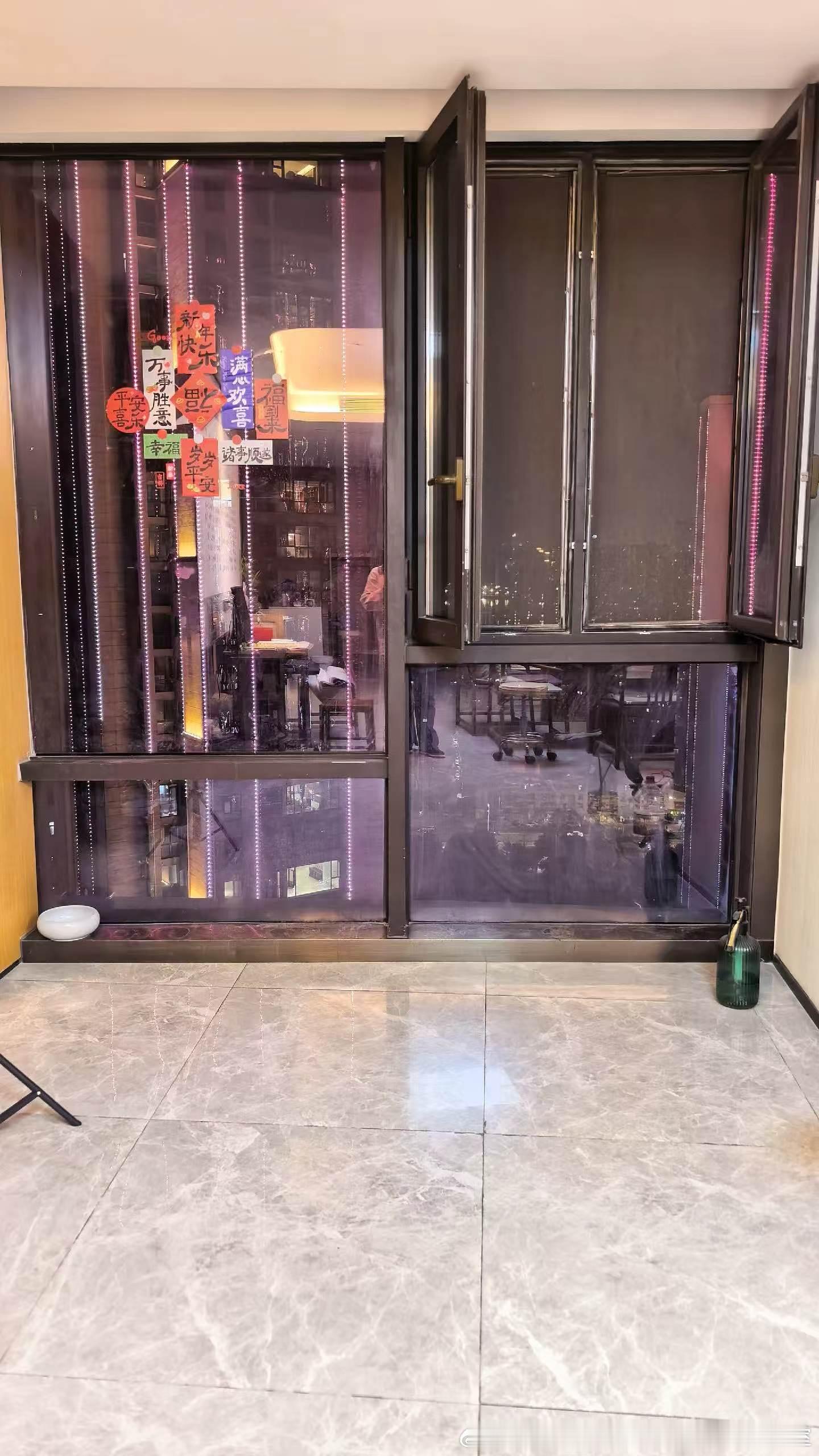 前段在美团买了两盆金钱草，养了才两天，叶子就被虫子啃出洞，扒开土一看，盆土里面藏着小虫。当时直接把两
