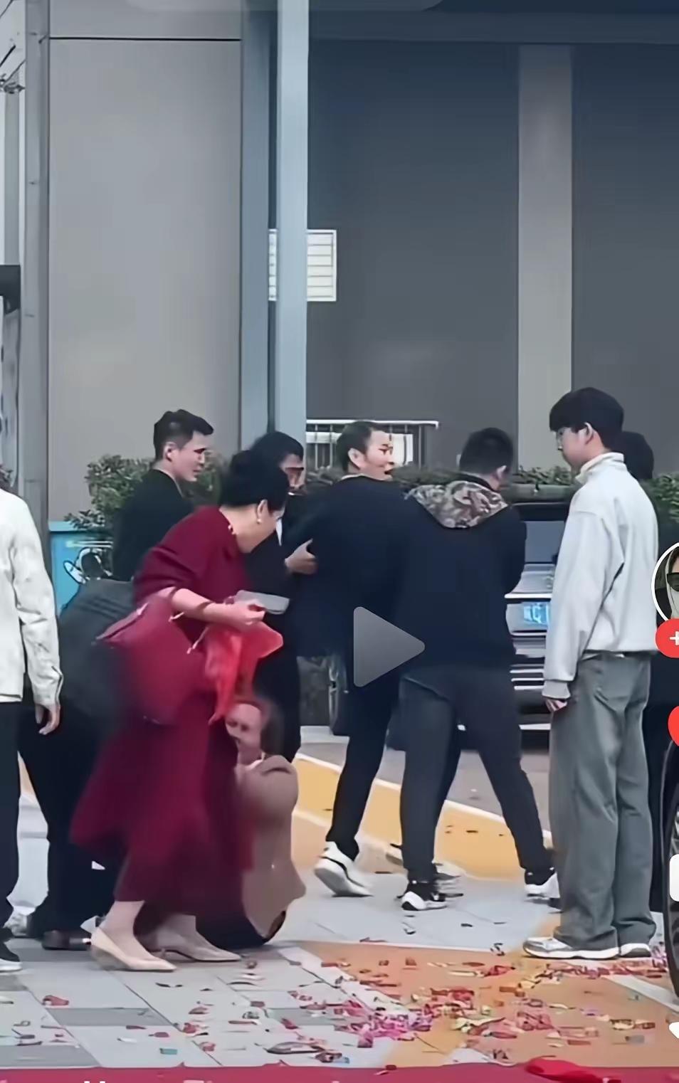 真是开了眼了!欠着四百多万外债不还转头给儿子操办婚事买车买房自