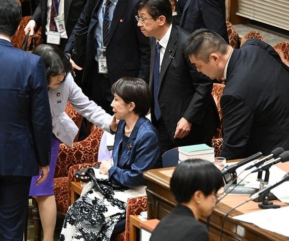 高市早苗快要辞去日本首相职务了！ 高市快撑不住了。昨天连轴转9小时后，这位日