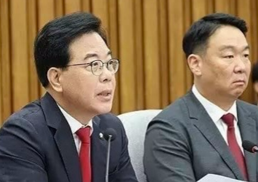 9月12日韩国国民力量党院内代表宋彦锡针对共同民主党昨日强行通过的特检法修正案展