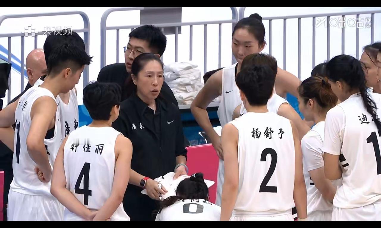 郑薇参照杜锋，国家队败退回俱乐部，不见得篮球生涯就怎么样郑薇之前就在广东男篮