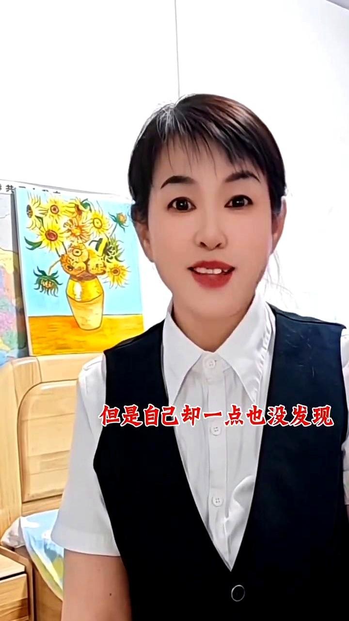 人从水里出来那一刻，凉飕飕的，第一反应绝不是冷。是那种……全世界的聚光灯“唰”