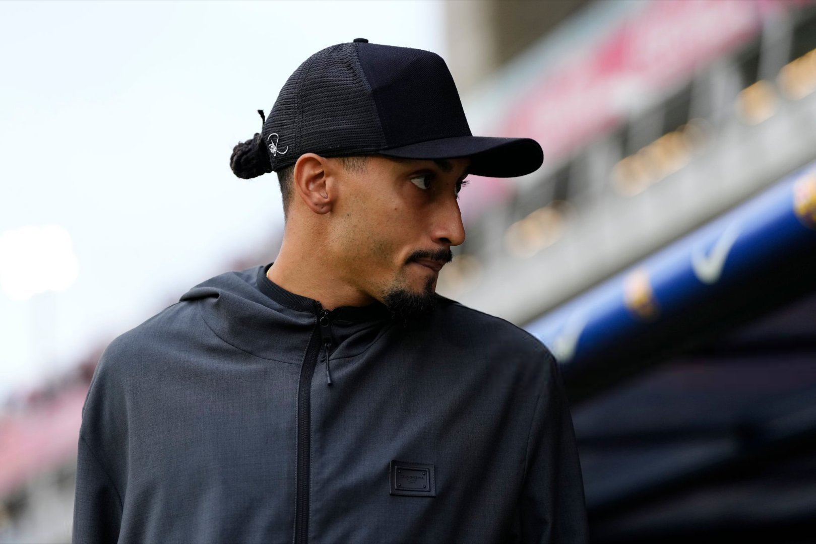 每体记者：在球队遭遇的所有伤病中，拉菲尼亚的伤病是最难处理的。什琴斯尼作为替补