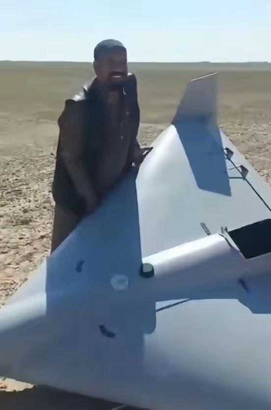 这个伊拉克人发财了。说出来估计没人敢信，他居然在自家附近的空地上，捡到了一架美