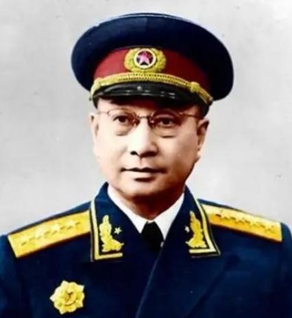 1936年，一红军战士不慎落到了敌人手里。押解途中，一老汉瞅见后，黑着脸，上去