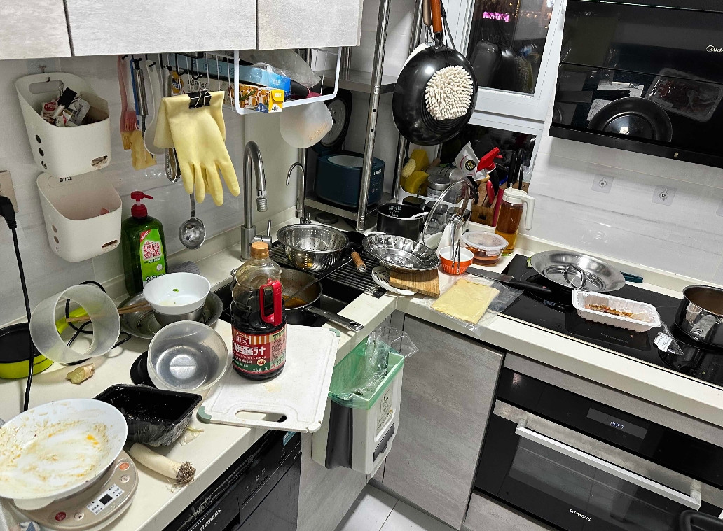 我老公做饭很好吃但是他特别不爱收拾只要他炒完菜厨房就和打仗似的灶台上摆的