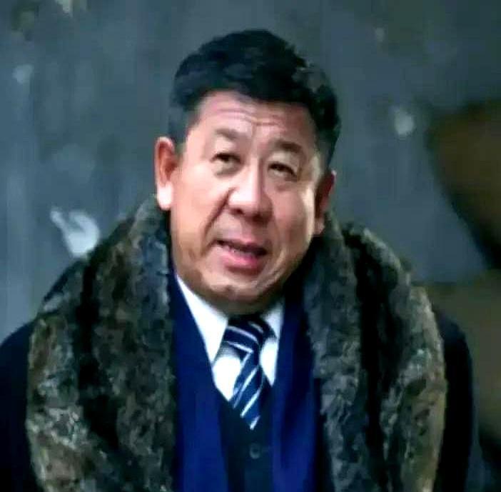 《悬崖》编剧全勇先，至今还在为周乙的结局“意难平”。原本周乙不必死，续集合同都