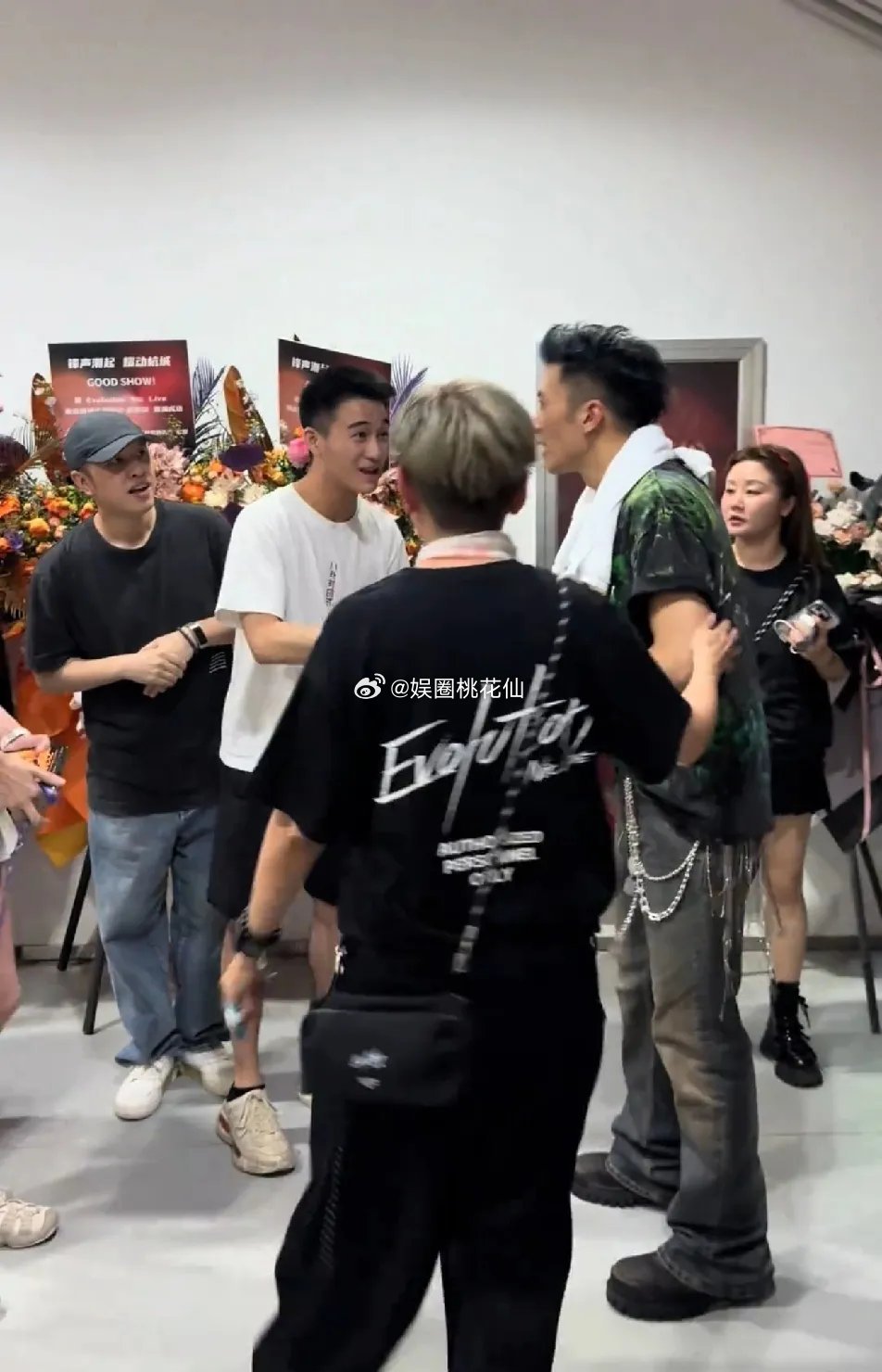 看看百亿大老板何猷君见到谢霆锋的状态吧，简直就是一个傻呵呵的小迷弟！又乖又可爱，