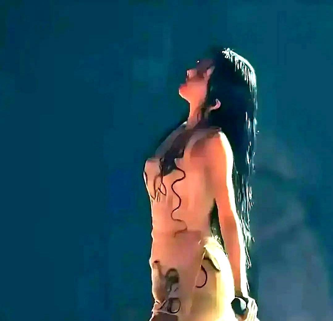 40岁赤脚踩碎年龄滤镜迪拜露台，她亮片吊带配丁字裤，赤脚蹦了8分钟，眼妆晕