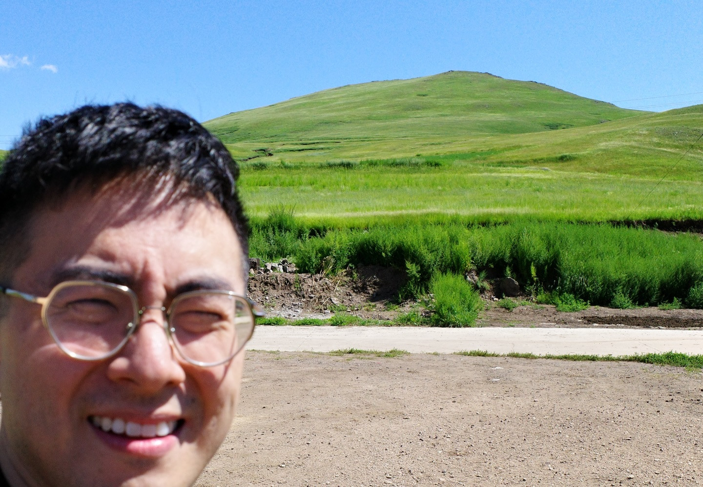杨伯文回内蒙探访祖居之旅，上炕吃特色莜面，盛赞风景比WindowsXP壁纸还要