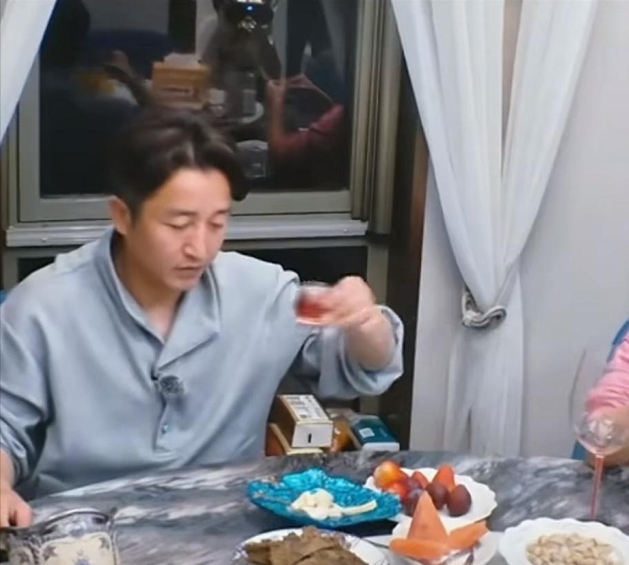 我就特别理解邹市明跟他妻子经常无话可说的心情，她妻子简直就是在时刻扎他的心，她说