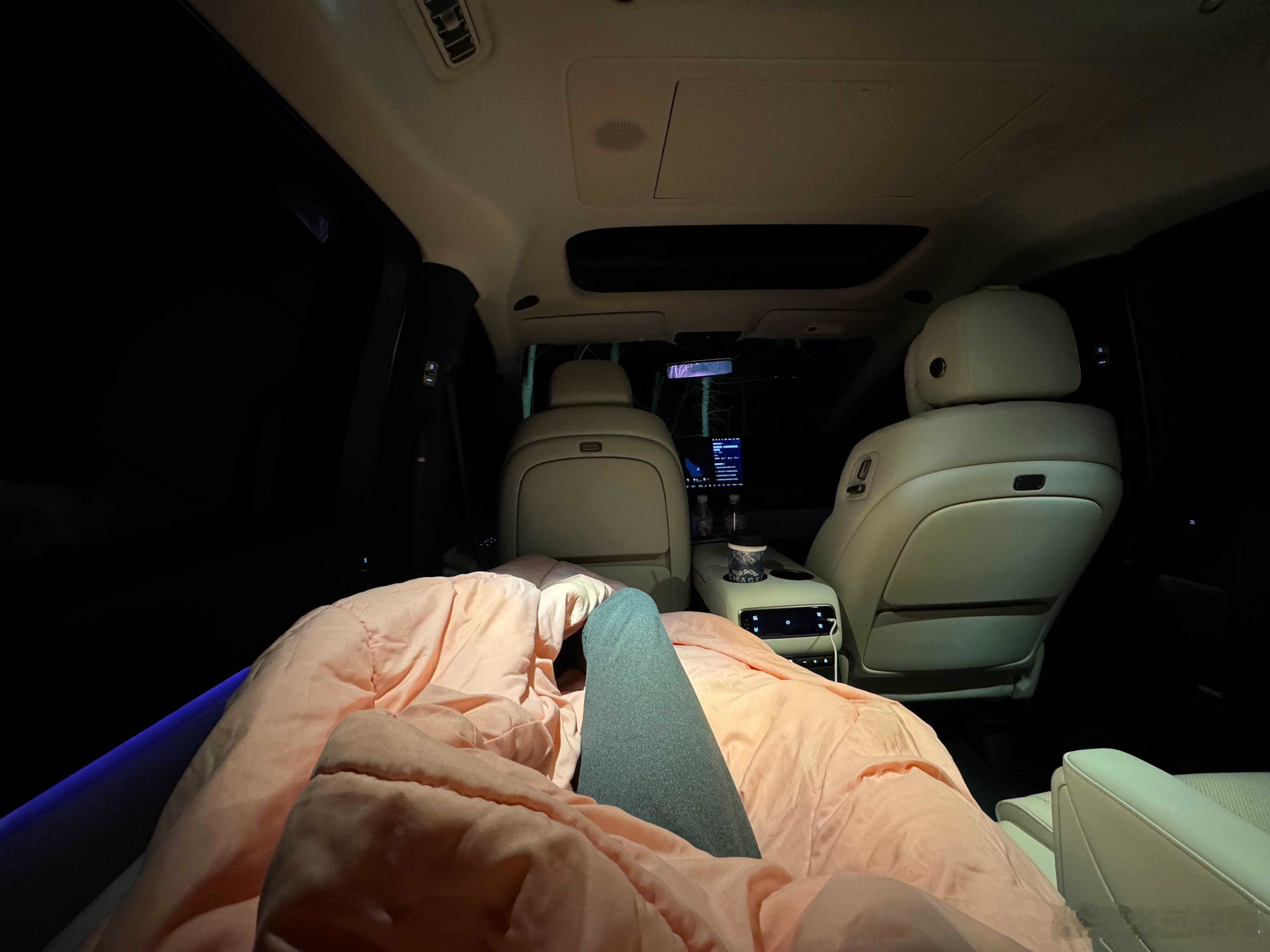 又睡车内真温馨