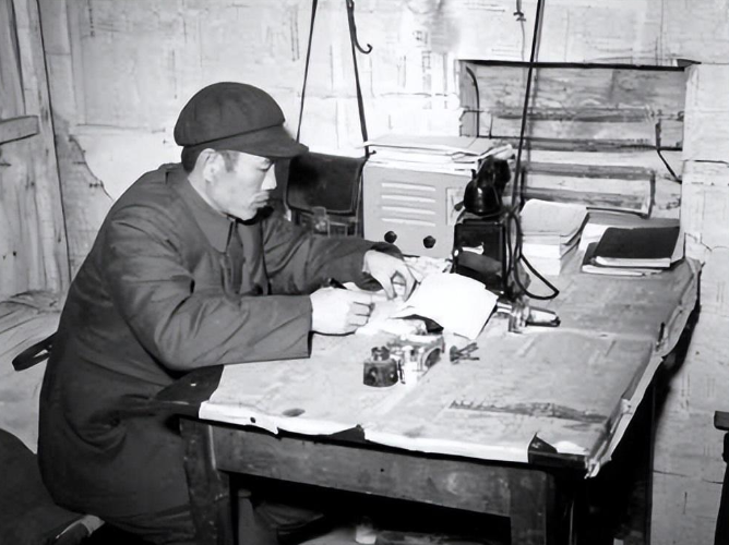 1973年，成都军区司令员秦基伟开会时，忽然看到台下一人，心里不是滋味，他从大会