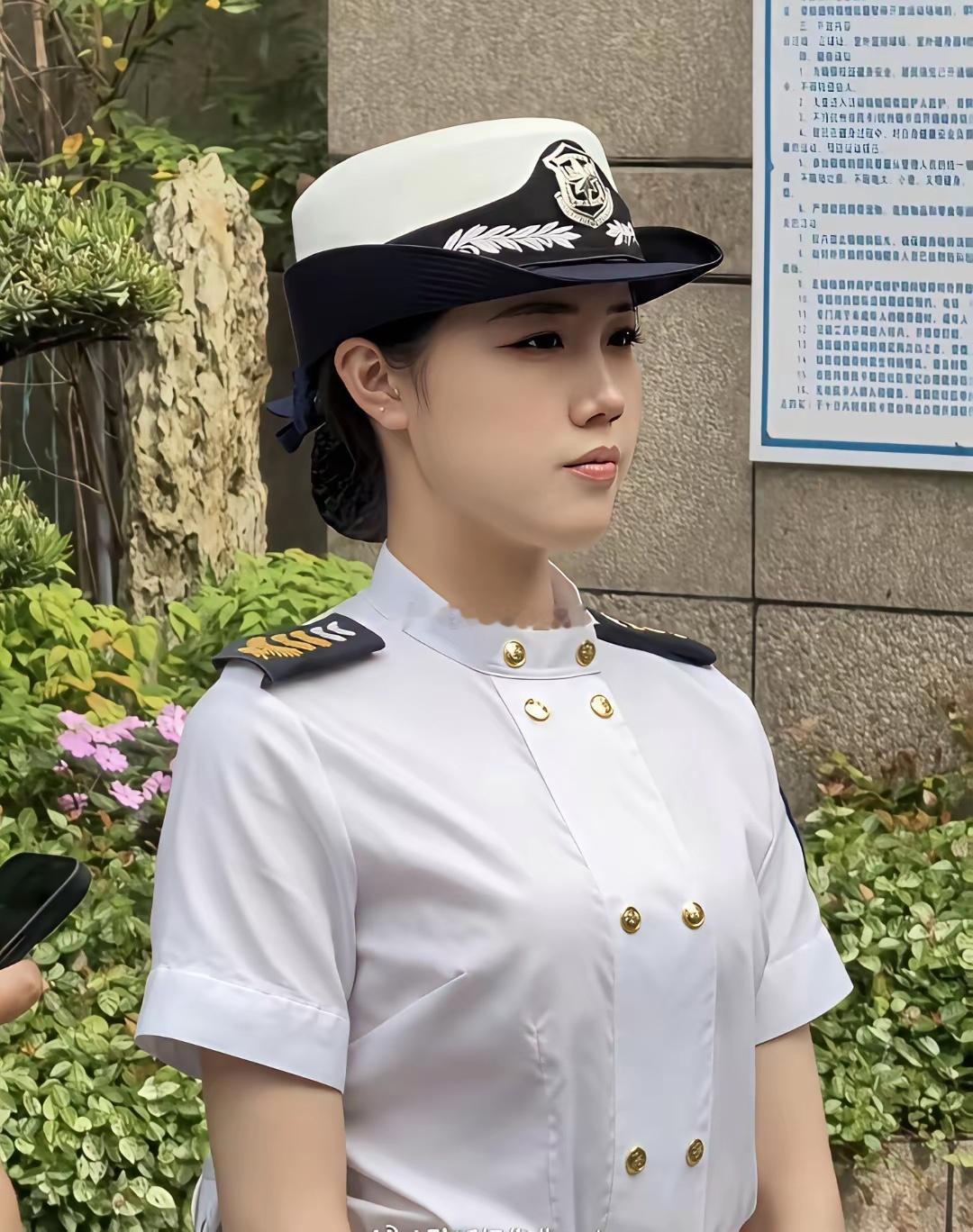 这女保安颜值真高，小区居民有眼福了！