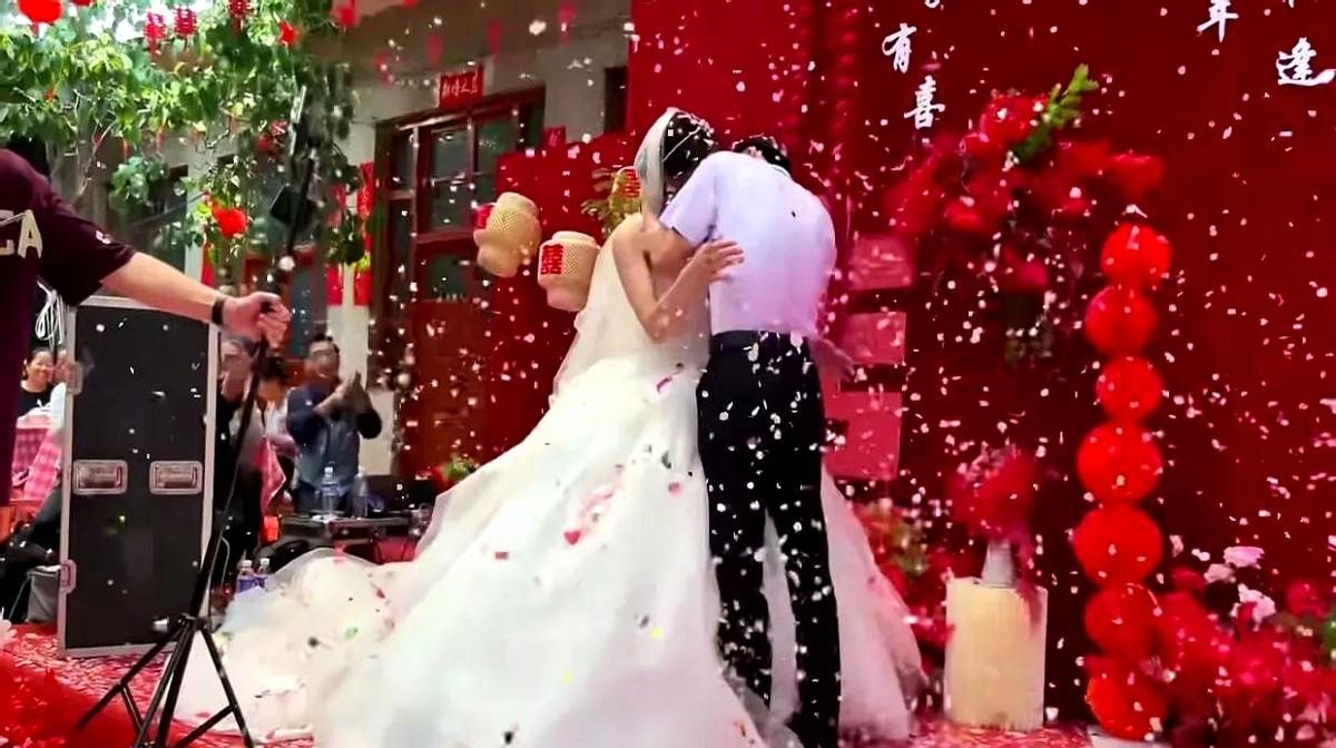 大家有没有发现农村傻大妮儿子的婚礼有一个反常的现象，大家发现了吗！傻大妮儿