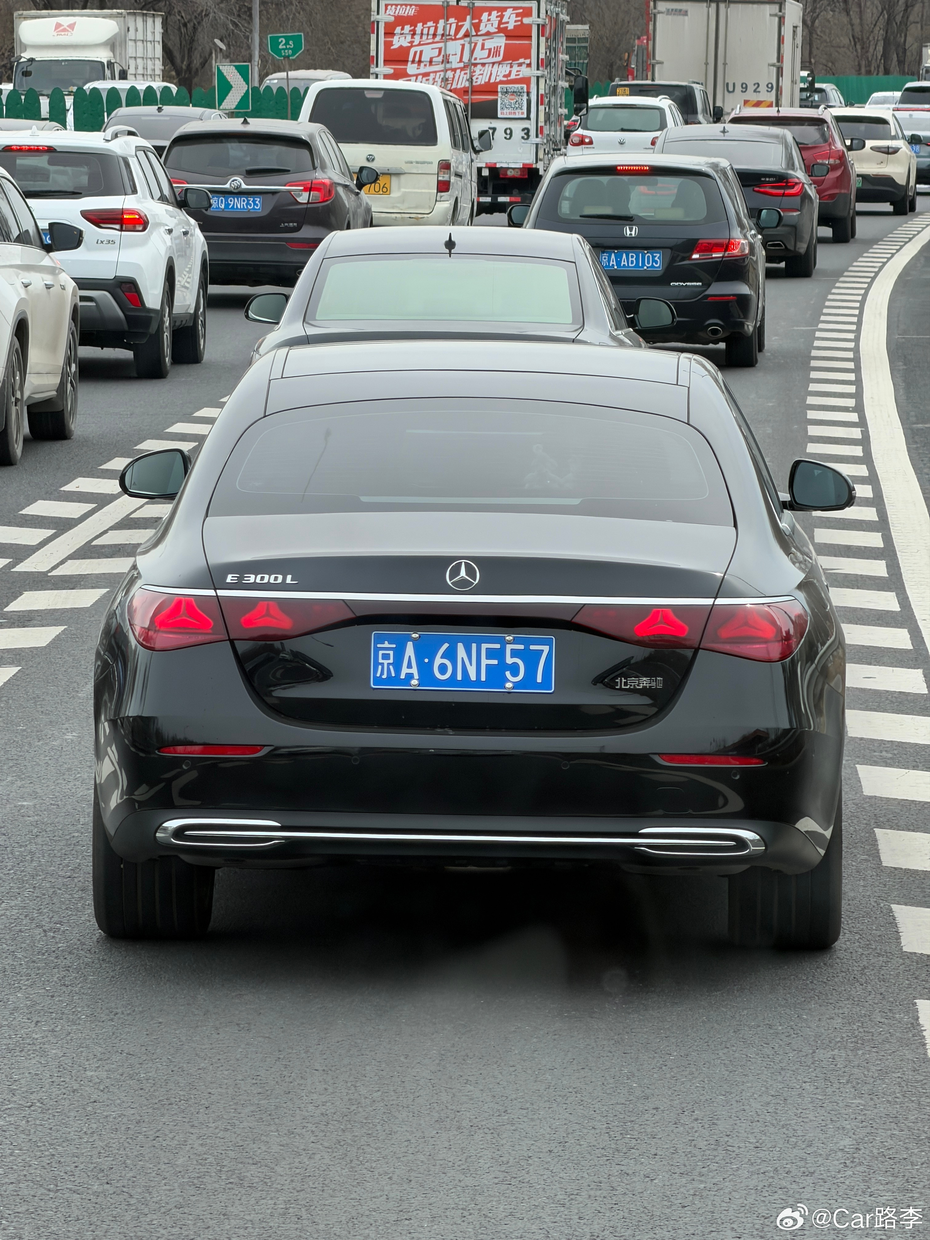 我承认W214的这一代E级尾灯很有特色不管它像奔驰LOGO还是重汽LOGO但是