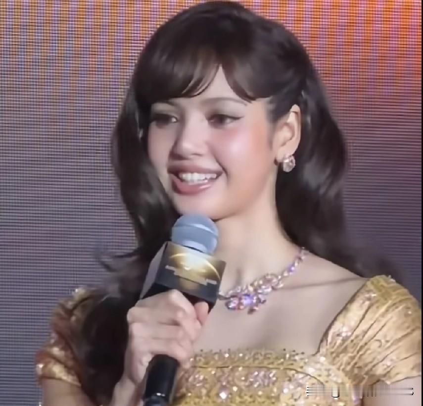 我觉得欧美妆、韩妆还有泰妆都各有各的美，各有各的特色，Lisa就把这些妆容的美都