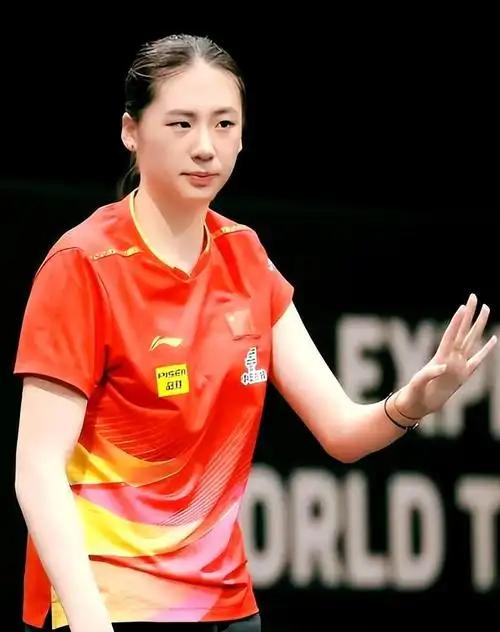 国乒真得立规矩了！陈熠戴着首饰、做着美甲上场比赛，赢球之后神态还十分松弛。但凭什