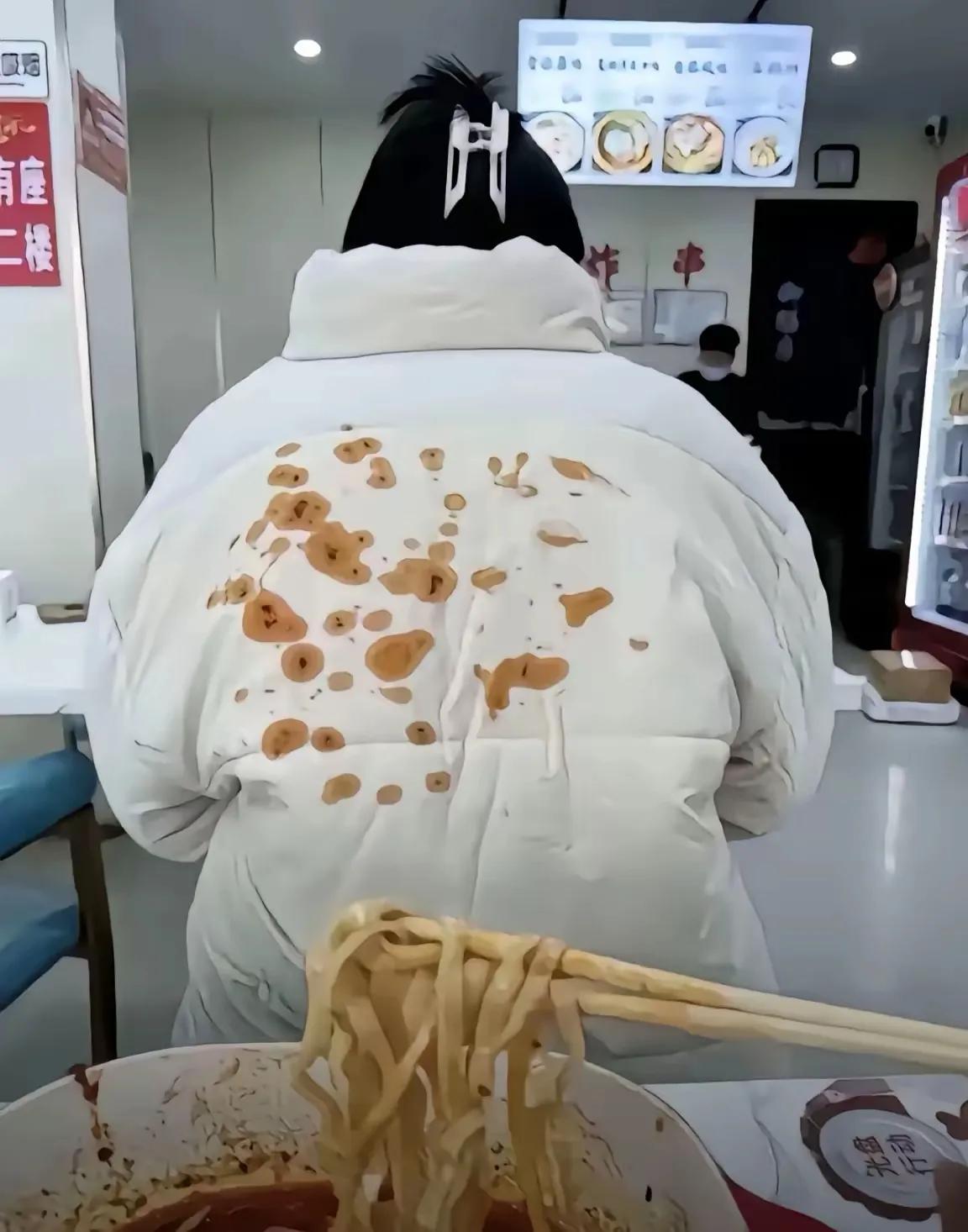 只是想吃碗面，不是故意的，要是现在结账走人，是不是不太地道，要是不走，和她说实话