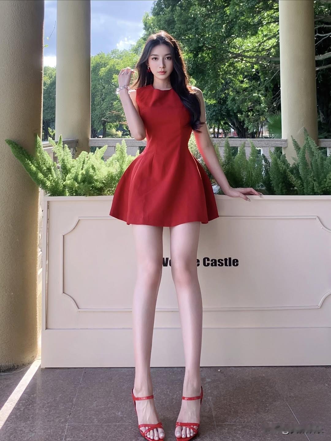 夏日红裙，优雅迷人，绿意盎然背景下的时尚穿搭漂亮小姐姐大长腿