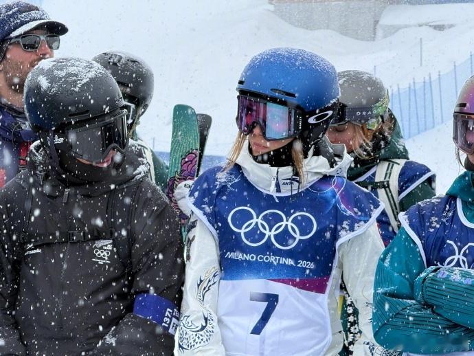 谷爱凌中国风战袍谷爱凌新战袍跟冰雪适配度100%！当地时间2月4日，谷爱凌在