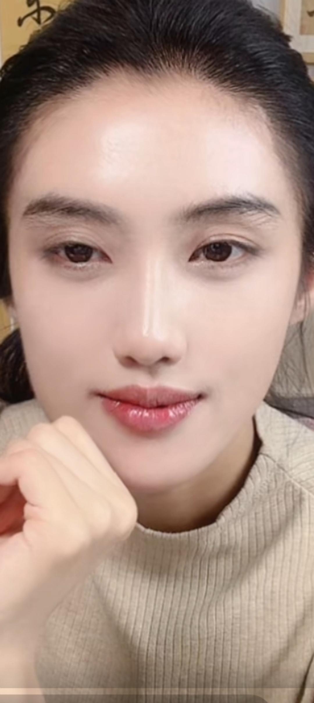 这姑娘皮肤好白，看着真舒服！