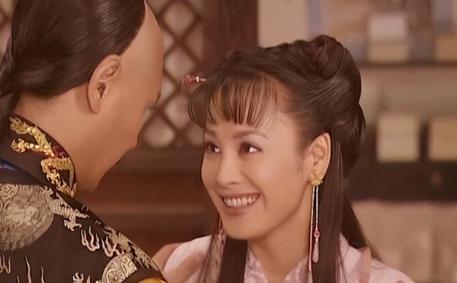 1648年，36岁多尔衮不仅处死了39岁的侄儿豪格，还带着人瓜分了他的老婆们。孝