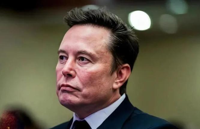 马斯克提出疯狂设想，用10000枚核弹轰炸火星两极？ 2015年，马斯克在科