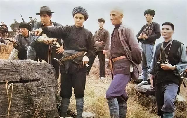 1950年，解放军24名精英战士深入大瑶山，搜捕黄埔军校巨匪甘兢生，但苦苦搜寻多