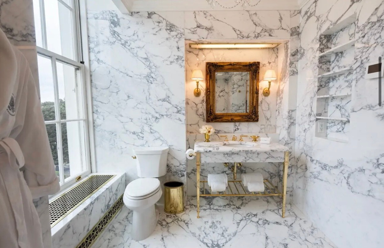 特朗普改建白宫上瘾，林肯浴室变身金灿灿，还说新风格符合林肯时代的风格，专家说没这