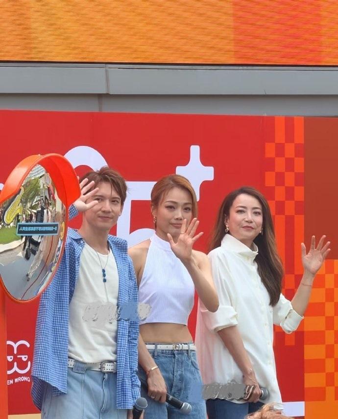 今天容祖儿和霍汶希一起出席活动，两位搭配的都很简洁，看上去像一对年轻的姐妹。