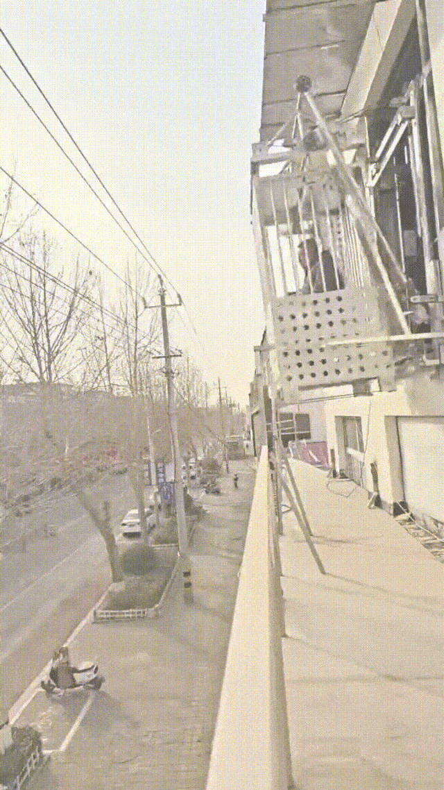 有点意思，二楼自己装电梯，还带收缩的！