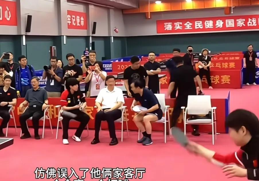 有人说，好像误入了他们家客厅。豆包在打球，头哥在社交，跟领导聊完之后，还给领导