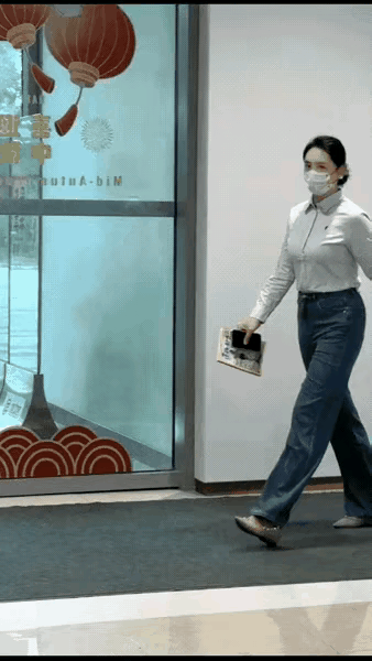 小姐姐不愧是模特出身的，走路带风腰杆直，简直不要太美太飒，戴着口罩都遮...